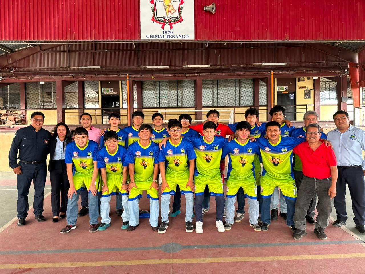 Donación de uniformes deportivos a equipo juvenil de Chimaltenango